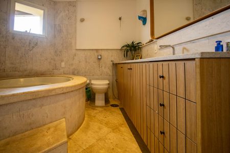 Apartamento à venda com 200m², 3 quartos e 4 vagas Apartamento à venda com 200m², 3 quartos e 4 vagasBanheiro Suíte 2