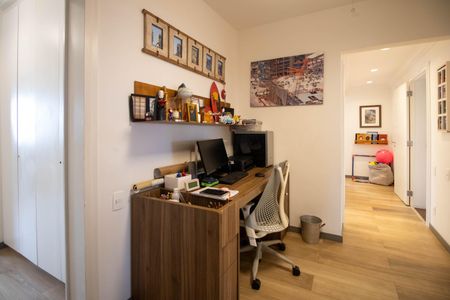 Apartamento à venda com 200m², 3 quartos e 4 vagas Apartamento à venda com 200m², 3 quartos e 4 vagasEscritório