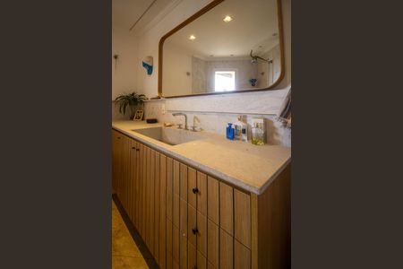 Apartamento à venda com 200m², 3 quartos e 4 vagas Apartamento à venda com 200m², 3 quartos e 4 vagasBanheiro Suíte 2