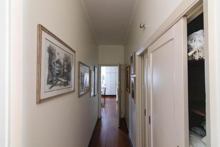 Casa para alugar com 500m², 4 quartos e 6 vagas Casa para alugar com 500m², 4 quartos e 6 vagasCorredor