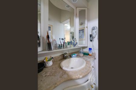 Casa para alugar com 500m², 4 quartos e 6 vagas Casa para alugar com 500m², 4 quartos e 6 vagasBanheiro da Suíte 1