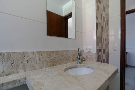 Banheiro de apartamento para alugar com 2 quartos, 60m² em Nova Mogilar, Mogi das Cruzes