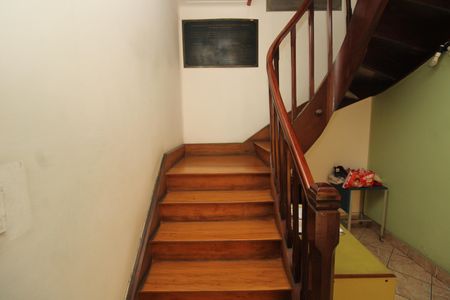 Casa à venda com 235m², 4 quartos e 5 vagasEscada