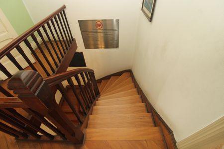 Casa à venda com 235m², 4 quartos e 5 vagasEscada