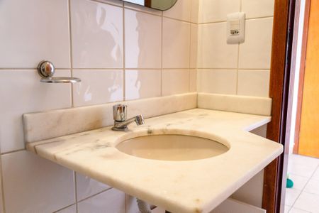 Casa de condomínio para alugar com 126m², 2 quartos e 3 vagasBanheiro do Quarto 1 suíte