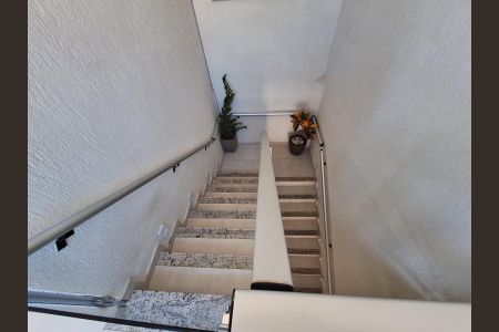 Casa à venda com 97m², 2 quartos e 2 vagasEscada