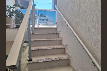 Casa à venda com 97m², 2 quartos e 2 vagasEscada