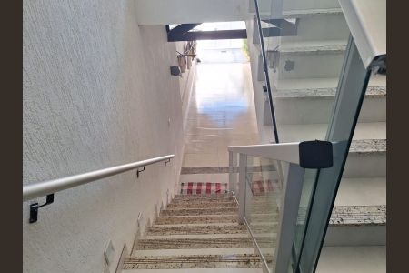 Casa à venda com 97m², 2 quartos e 2 vagasEscada