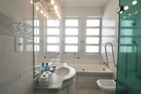 Apartamento para alugar com 188m², 4 quartos e 1 vaga Apartamento para alugar com 188m², 4 quartos e 1 vagaBanheiro Social