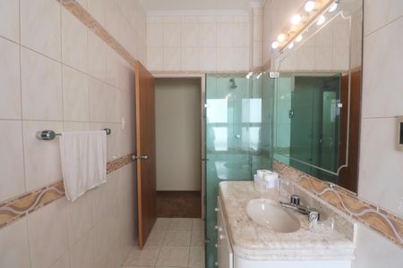 Apartamento para alugar com 188m², 4 quartos e 1 vaga Apartamento para alugar com 188m², 4 quartos e 1 vagaBanheiro Social 2