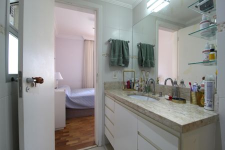 Apartamento à venda com 111m², 2 quartos e 2 vagasBanheiro da Suíte