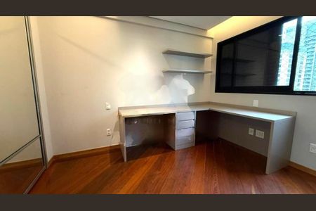 Apartamento à venda com 215m², 4 quartos e 4 vagas