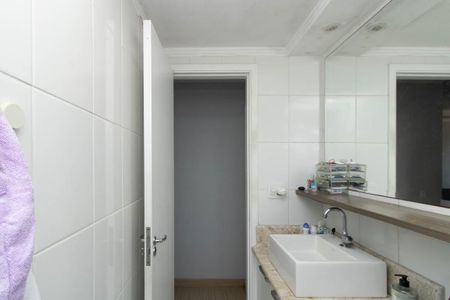 Banheiro  de apartamento para alugar com 2 quartos, 50m² em Parque Edu Chaves, São Paulo