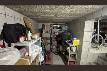 Casa à venda com 190m², 3 quartos e 4 vagas Casa à venda com 190m², 3 quartos e 4 vagasPorão