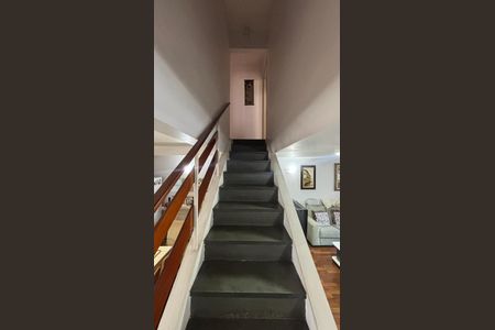 Casa à venda com 190m², 3 quartos e 4 vagas Casa à venda com 190m², 3 quartos e 4 vagasEscada