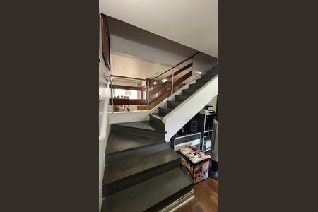 Casa à venda com 190m², 3 quartos e 4 vagas Casa à venda com 190m², 3 quartos e 4 vagasEscada