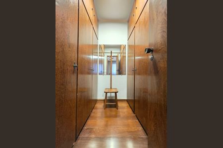 Apartamento à venda com 204m², 4 quartos e 4 vagas Apartamento à venda com 204m², 4 quartos e 4 vagasCloset da Suíte 1