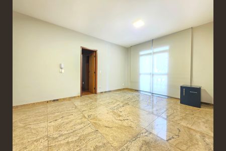 Apartamento à venda com 204m², 4 quartos e 4 vagas Apartamento à venda com 204m², 4 quartos e 4 vagasSala íntima