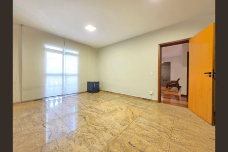 Apartamento à venda com 204m², 4 quartos e 4 vagas Apartamento à venda com 204m², 4 quartos e 4 vagasSala íntima