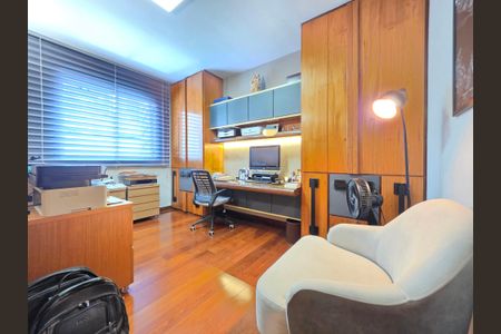 Apartamento à venda com 204m², 4 quartos e 4 vagas Apartamento à venda com 204m², 4 quartos e 4 vagasEscritório