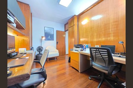 Apartamento à venda com 204m², 4 quartos e 4 vagas Apartamento à venda com 204m², 4 quartos e 4 vagasEscritório