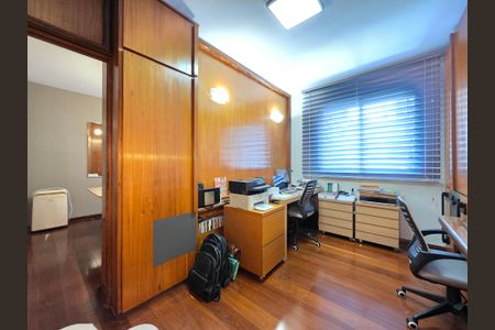 Apartamento à venda com 204m², 4 quartos e 4 vagas Apartamento à venda com 204m², 4 quartos e 4 vagasEscritório