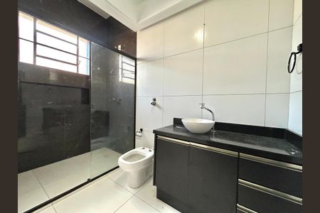 Casa para alugar com 335m², 3 quartos e 4 vagasBanheiro suíte 