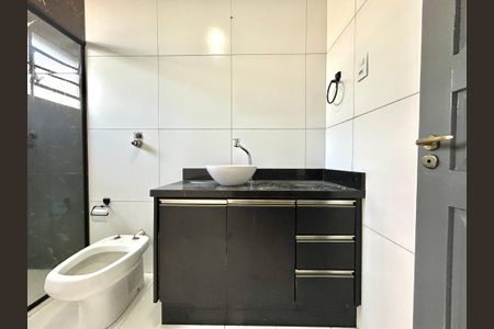 Casa para alugar com 335m², 3 quartos e 4 vagasBanheiro suíte 