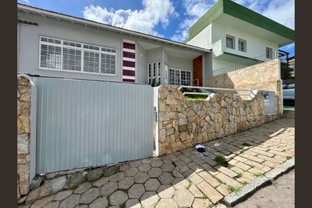 Casa para alugar com 335m², 3 quartos e 4 vagasFachada