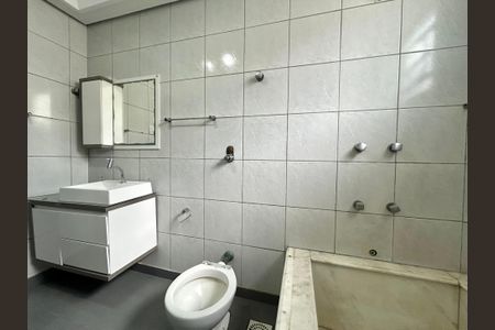 Casa para alugar com 335m², 3 quartos e 4 vagasBanheiro 