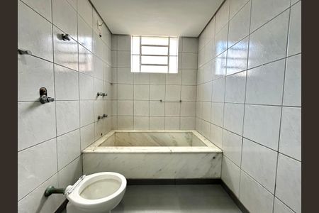 Casa para alugar com 335m², 3 quartos e 4 vagasBanheiro 