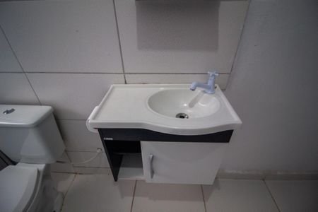 Banheiro da Suíte  de casa para alugar com 2 quartos, 55m² em Jardim Altos do Itavuvu, Sorocaba