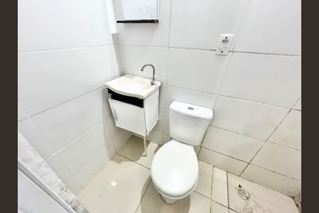 Banheiro de casa para alugar com 1 quarto, 25m² em Vila Roque, São Paulo