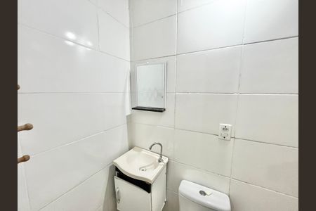 Banheiro de casa para alugar com 1 quarto, 25m² em Vila Roque, São Paulo