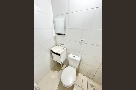 Banheiro de casa para alugar com 1 quarto, 25m² em Vila Roque, São Paulo