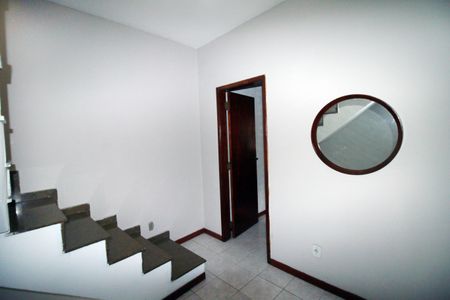 Casa à venda com 200m², 2 quartos e sem vagaSala - Escada