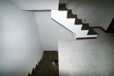 Sala - Escada de casa para alugar com 2 quartos, 200m² em Olaria, Rio de Janeiro