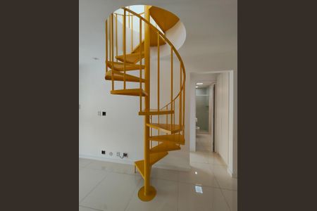 Apartamento para alugar com 98m², 2 quartos e 1 vaga Apartamento para alugar com 98m², 2 quartos e 1 vagaEscada