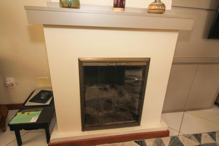 Casa de condomínio à venda com 186m², 3 quartos e 2 vagas Casa de condomínio à venda com 186m², 3 quartos e 2 vagasDetalhe da Sala - lareira