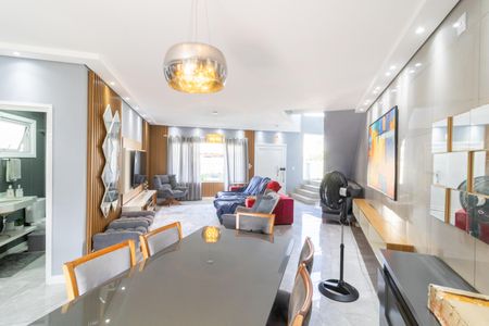 Casa à venda com 297m², 3 quartos e 2 vagas Casa à venda com 297m², 3 quartos e 2 vagasSala