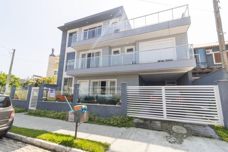 Casa à venda com 297m², 3 quartos e 2 vagas Casa à venda com 297m², 3 quartos e 2 vagasFachada
