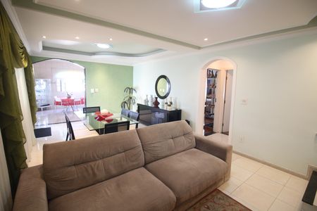 Sala 1 de casa para alugar com 3 quartos, 637m² em Novo Santa Cecília, Belo Horizonte