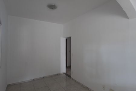 Casa para alugar com 110m², 2 quartos e 2 vagasSala