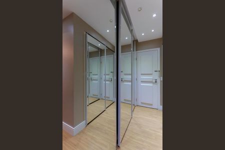 Apartamento à venda com 249m², 4 quartos e sem vaga Apartamento à venda com 249m², 4 quartos e sem vagaCloset da suíte 1