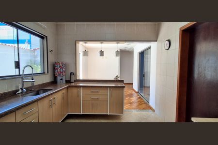 Casa à venda com 335m², 5 quartos e 6 vagasCozinha 