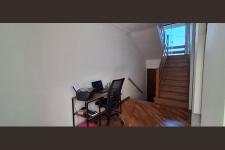 Casa à venda com 335m², 5 quartos e 6 vagasEscada