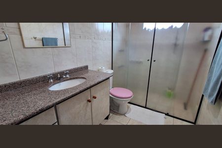 Casa à venda com 335m², 5 quartos e 6 vagasBanheiro Suíte 1