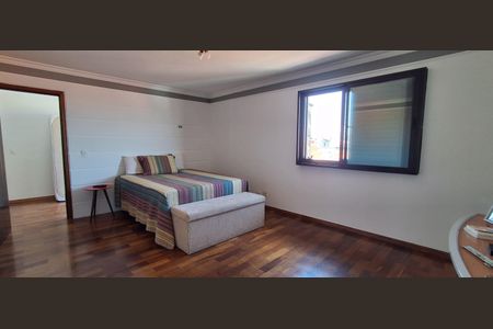 Casa à venda com 335m², 5 quartos e 6 vagasSuíte 4