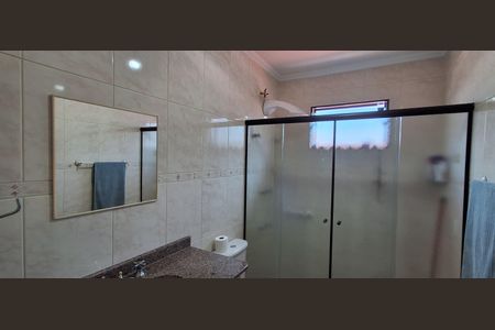 Casa à venda com 335m², 5 quartos e 6 vagasBanheiro Suíte 1