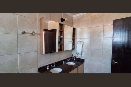 Casa à venda com 335m², 5 quartos e 6 vagasBanheiro Suíte 4